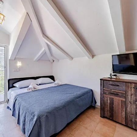 Olive House Стон